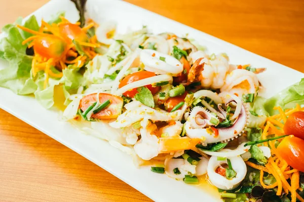 Tay tarzı ile karışık Baharatlı deniz ürünleri salatası