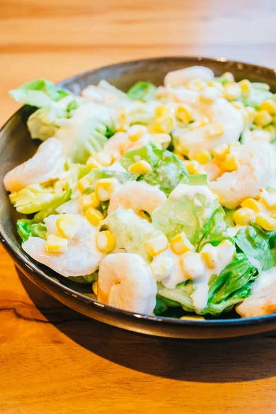 Taze karides veya karides ile sebze salatası - sağlıklı gıda tarzı