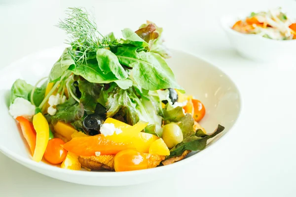 Peito de pato defumado com salada de legumes — Fotografia de Stock