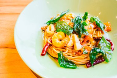 Spagetti veya makarna Baharatlı deniz ürünleri