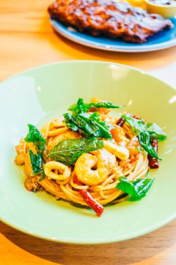 Spagetti veya makarna Baharatlı deniz ürünleri