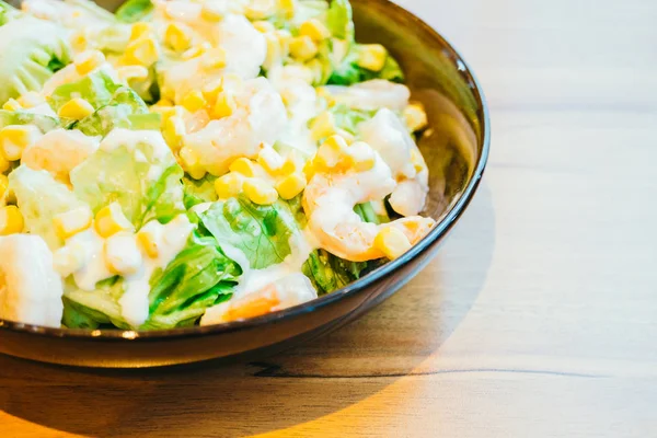 Camarão fresco ou camarão com salada vegetal - Estilo de comida saudável — Fotografia de Stock