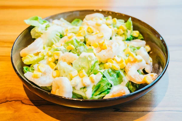 Camarão fresco ou camarão com salada vegetal - Estilo de comida saudável — Fotografia de Stock