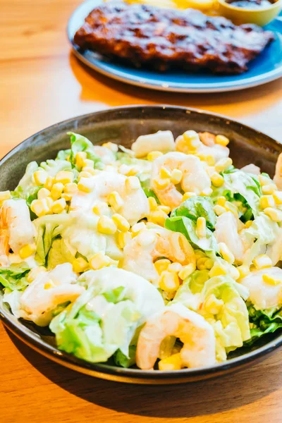 Camarão fresco ou camarão com salada vegetal - Estilo de comida saudável — Fotografia de Stock