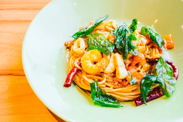 Spagetti veya makarna Baharatlı deniz ürünleri
