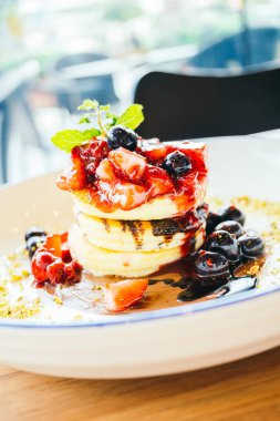 Karışık berry meyve beyaz plaka ile Pancakes