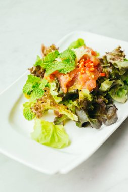 Çiğ et salatalı baharatlı sos ile