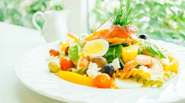 karışık deniz ürünleri salatası