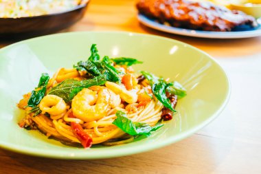 Spagetti veya makarna Baharatlı deniz ürünleri