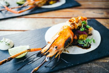 Taco karides veya karides ve sos ile