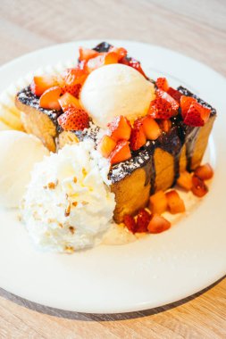 Dondurma ve çilek ve muz ile bal tost