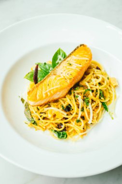 Spagetti ve somon fileto etli makarna