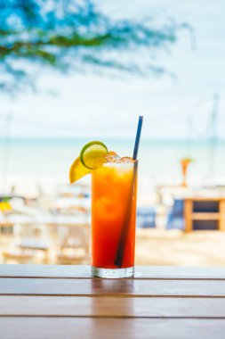 Plaj ve deniz arka plan cam içme buzlu kokteyller