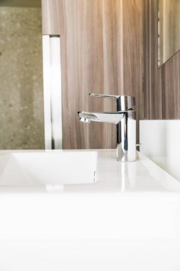 Beyaz modern lavabo ve banyo musluk