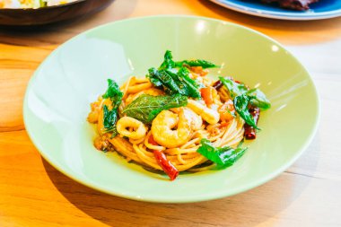 Spagetti veya makarna Baharatlı deniz ürünleri