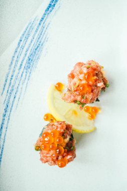 Ham ve taze nigiri suşi roll