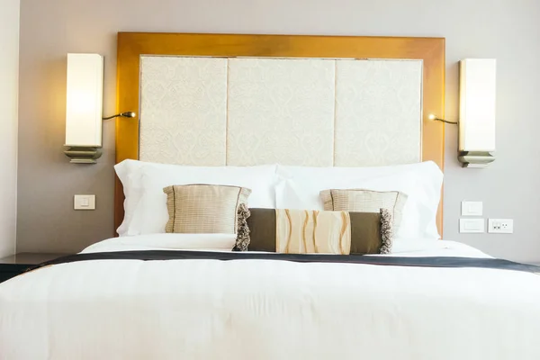 Travesseiros na cama decoração interior do quarto — Fotografia de Stock