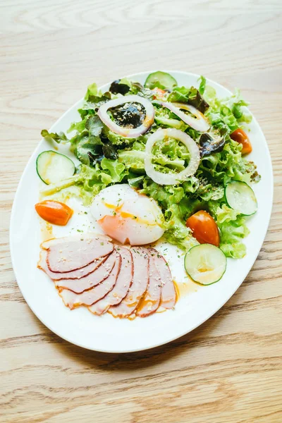 Viande de canard avec salade de légumes — Photo