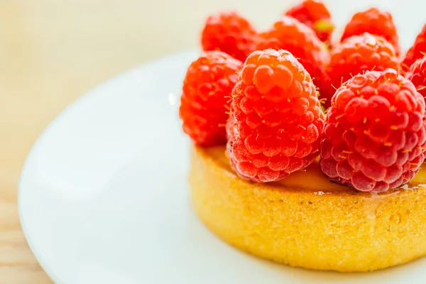 Tarte au dessert sucrée avec framboise sur le dessus — Photo