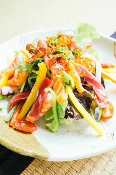 Rauwe en verse sashimi visvlees met groente — Stockfoto