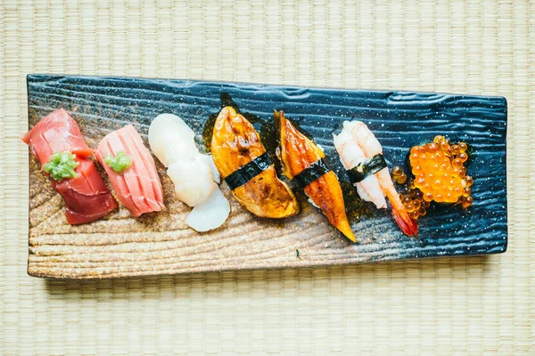 Ham ve taze nigiri suşi roll — Stok fotoğraf