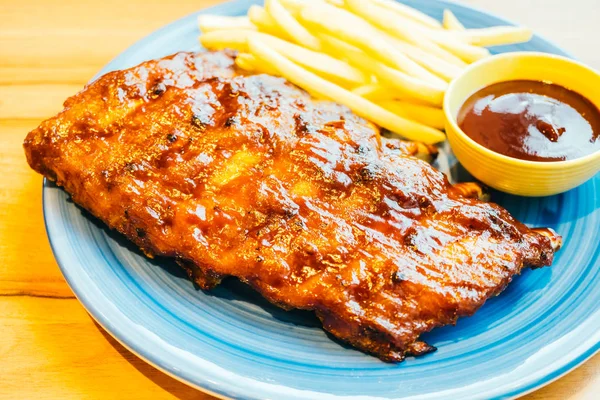 Izgara Barbekü veya Barbekü kaburga patates kızartması ile