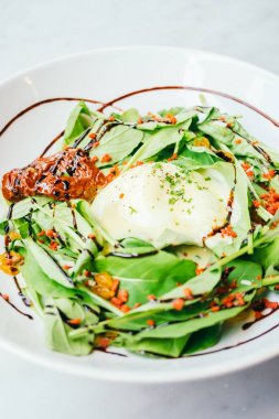 Yumurta benedict salata