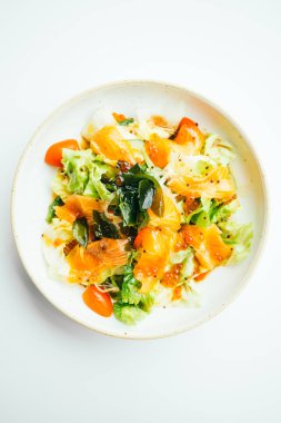 Çiğ taze somon et sashimi sebze salatası ile