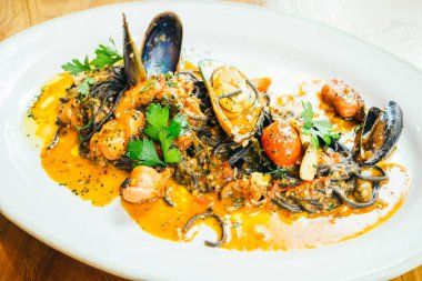 Siyah spagetti ve makarna midye ve kalamar ile