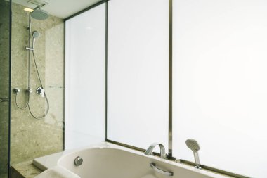 Beyaz küvet banyo dekorasyon iç