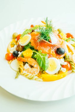 karışık deniz ürünleri salatası