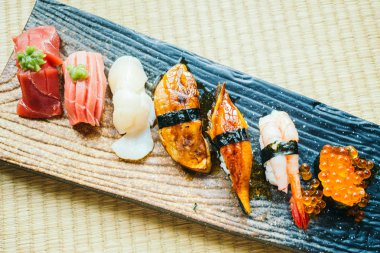 Ham ve taze nigiri suşi roll