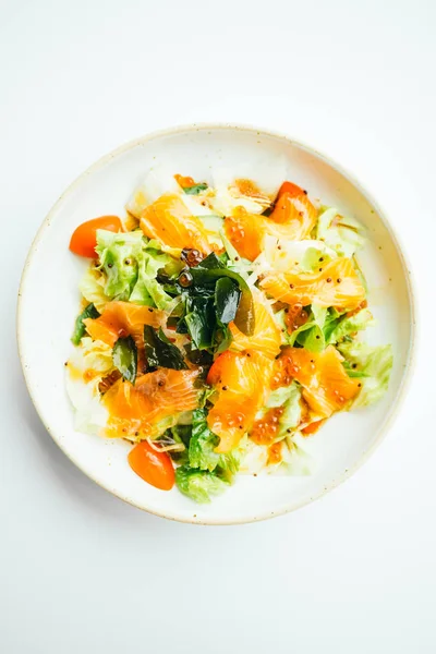 Çiğ taze somon et sashimi sebze salatası ile