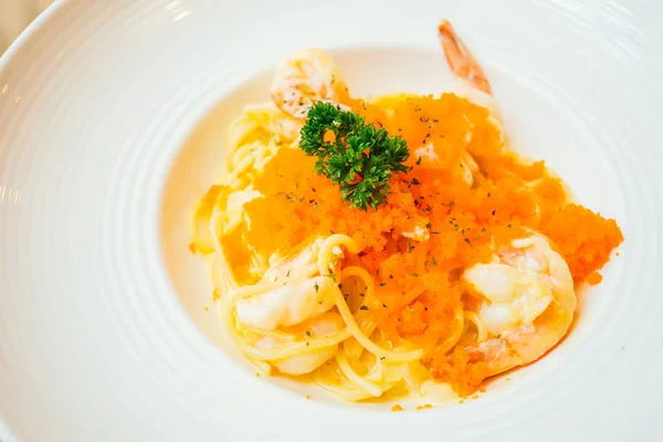 Špagety carbonara s krevetami nebo krevety — Stock fotografie