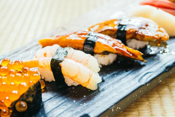 Rolă de sushi nigiri brută și proaspătă — Fotografie, imagine de stoc