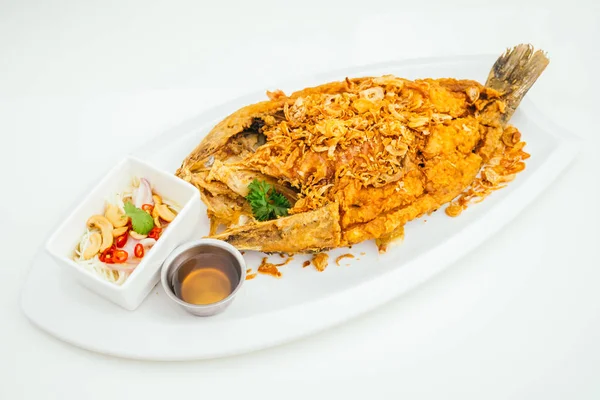 Kızarmış levrek et balık sosu ile