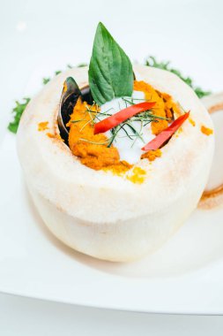 Buharda pişirilmiş köri Balık ve Hindistan cevizi içinde karışık deniz ürünleri