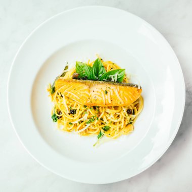 Spagetti ve somon fileto etli makarna