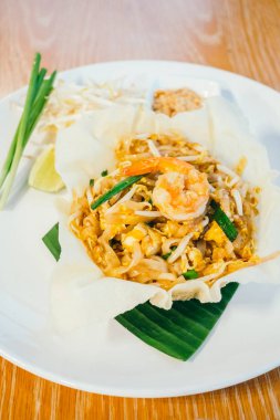 Karides veya üstüne karides ile Pad Tay erişte