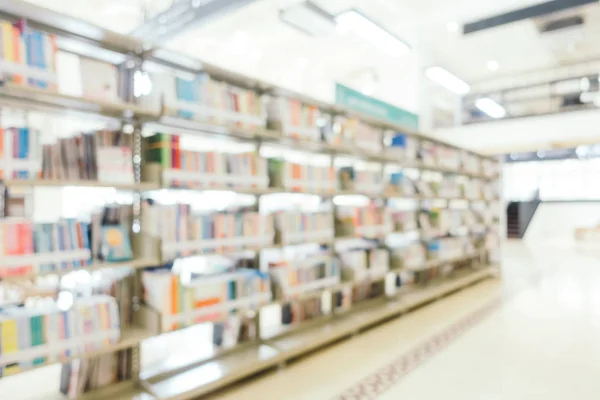 Estantería abstracta borrosa y desenfocada en la biblioteca — Foto de Stock