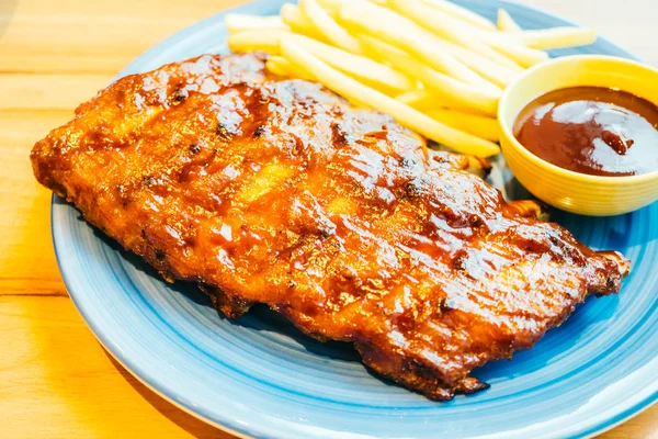 Bbq a la parrilla o costilla de barbacoa con papas fritas —  Fotos de Stock