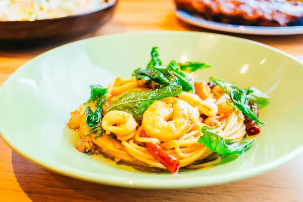 Spagetti veya makarna Baharatlı deniz ürünleri