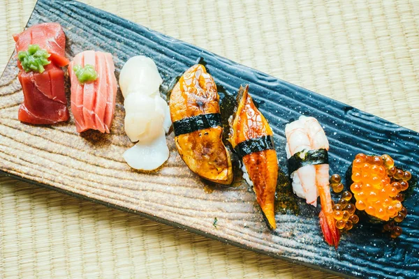 Syrové a čerstvé nigiri sushi rolka — Stock fotografie