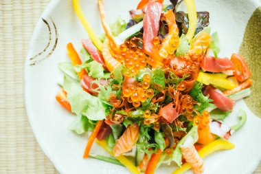 Bitkisel ham ve taze sashimi balık etli