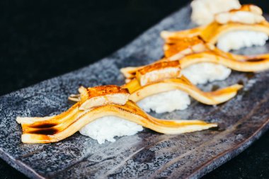 Suşi ile kaz ciğeri üst ızgara yılan balığı balık