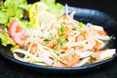 Baharatlı Yengeç sopa salatası