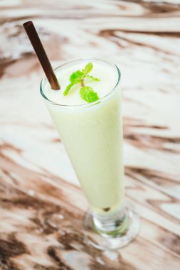 buzlu yeşil karışık meyve güler yüzlü