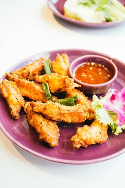 Kızarmış tavuk kanadı.