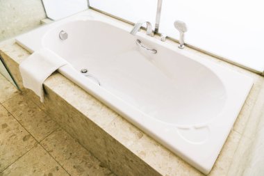 Beyaz küvet banyo dekorasyon iç