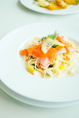 Somon et ve üstüne limon ile makarna veya spagetti krema sos